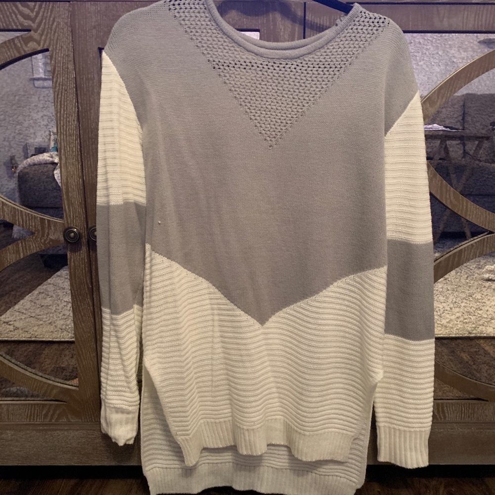 Grey and white sweater - Picture 2 of 3